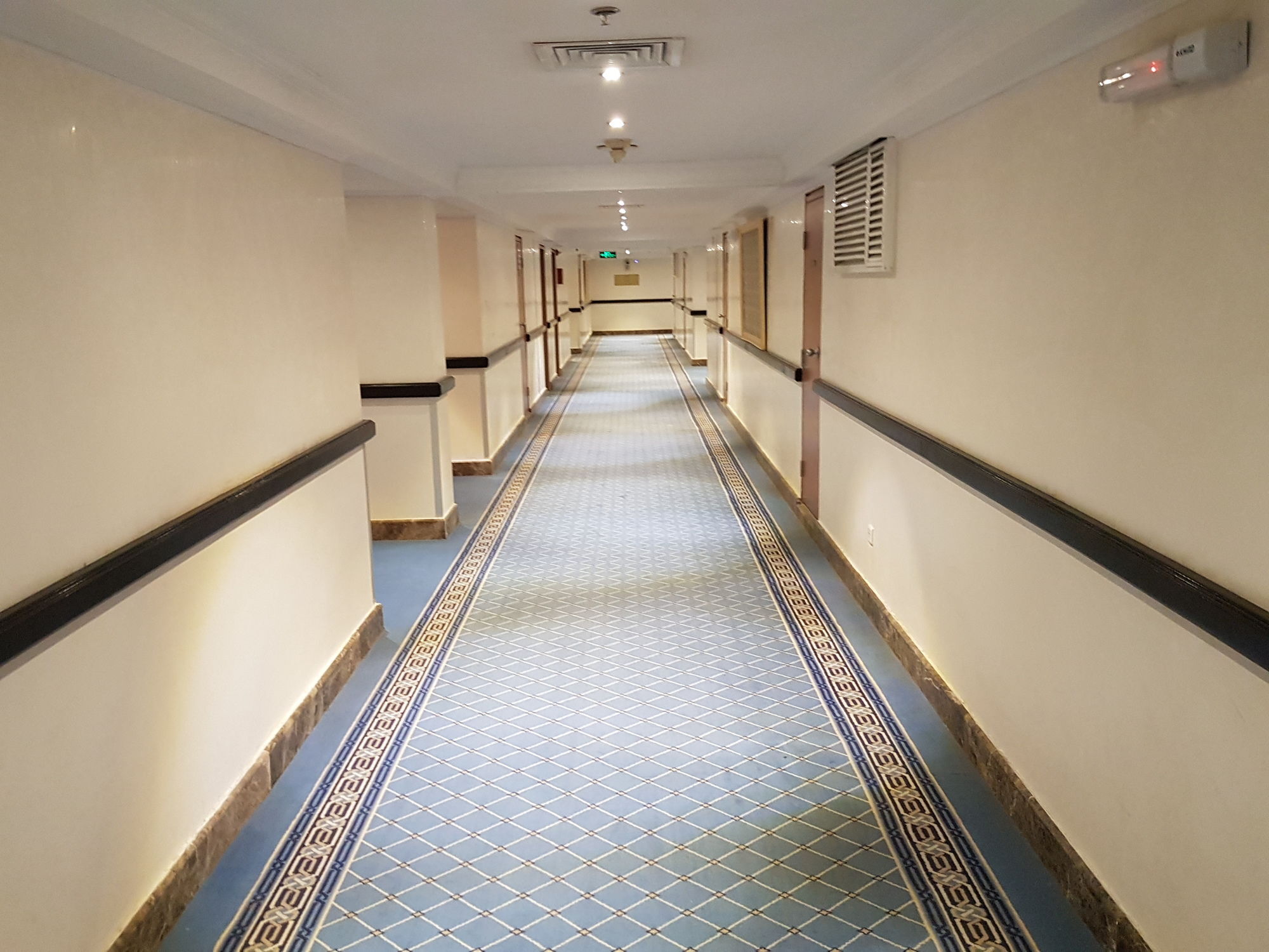 Отель Taiba Madinah Медина Экстерьер фото A corridor in a hotel