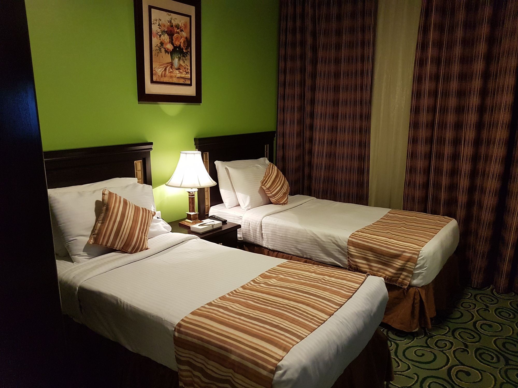 Отель Taiba Madinah Медина Экстерьер фото A room at the hotel