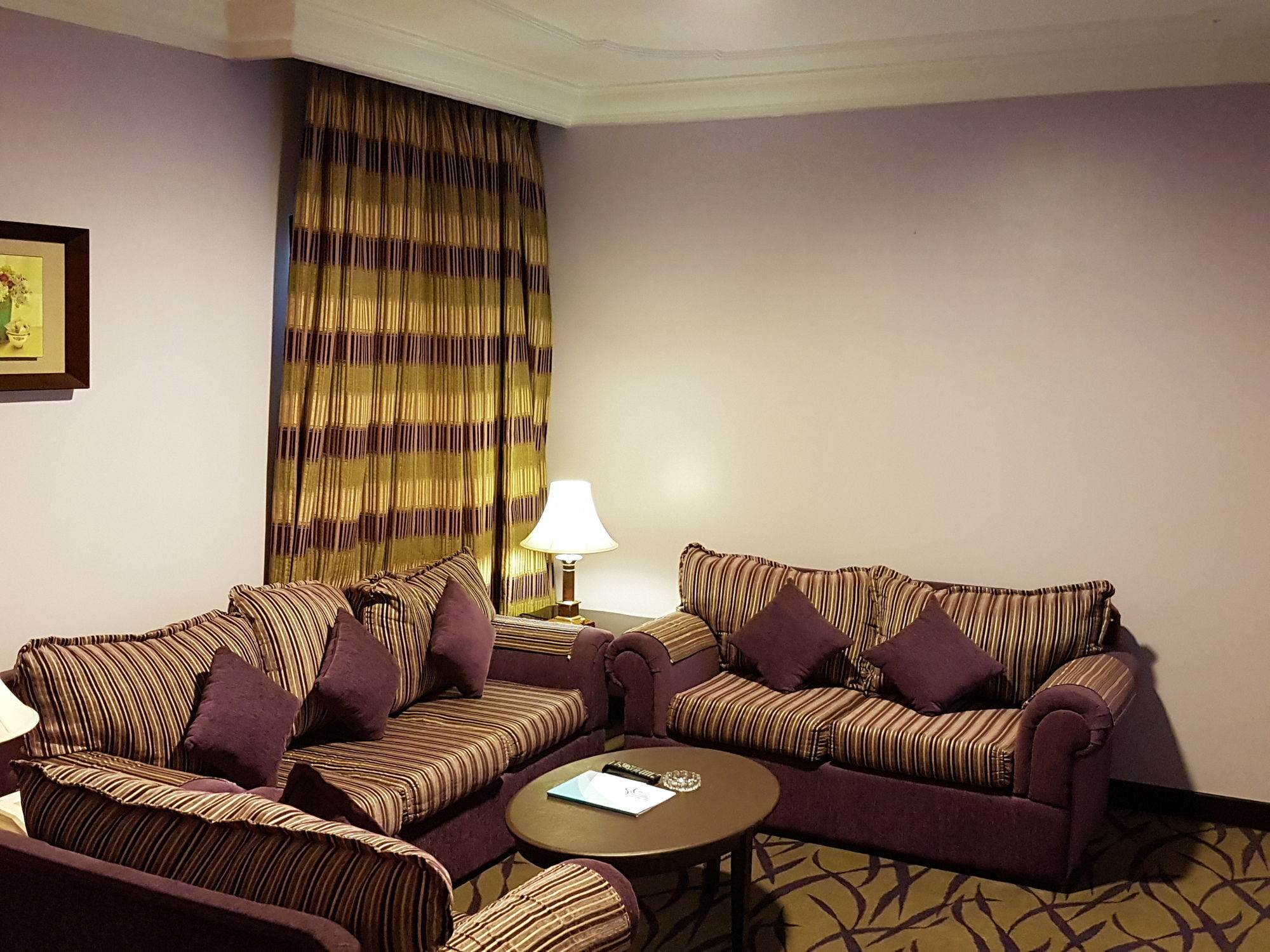 Отель Taiba Madinah Медина Экстерьер фото A living room