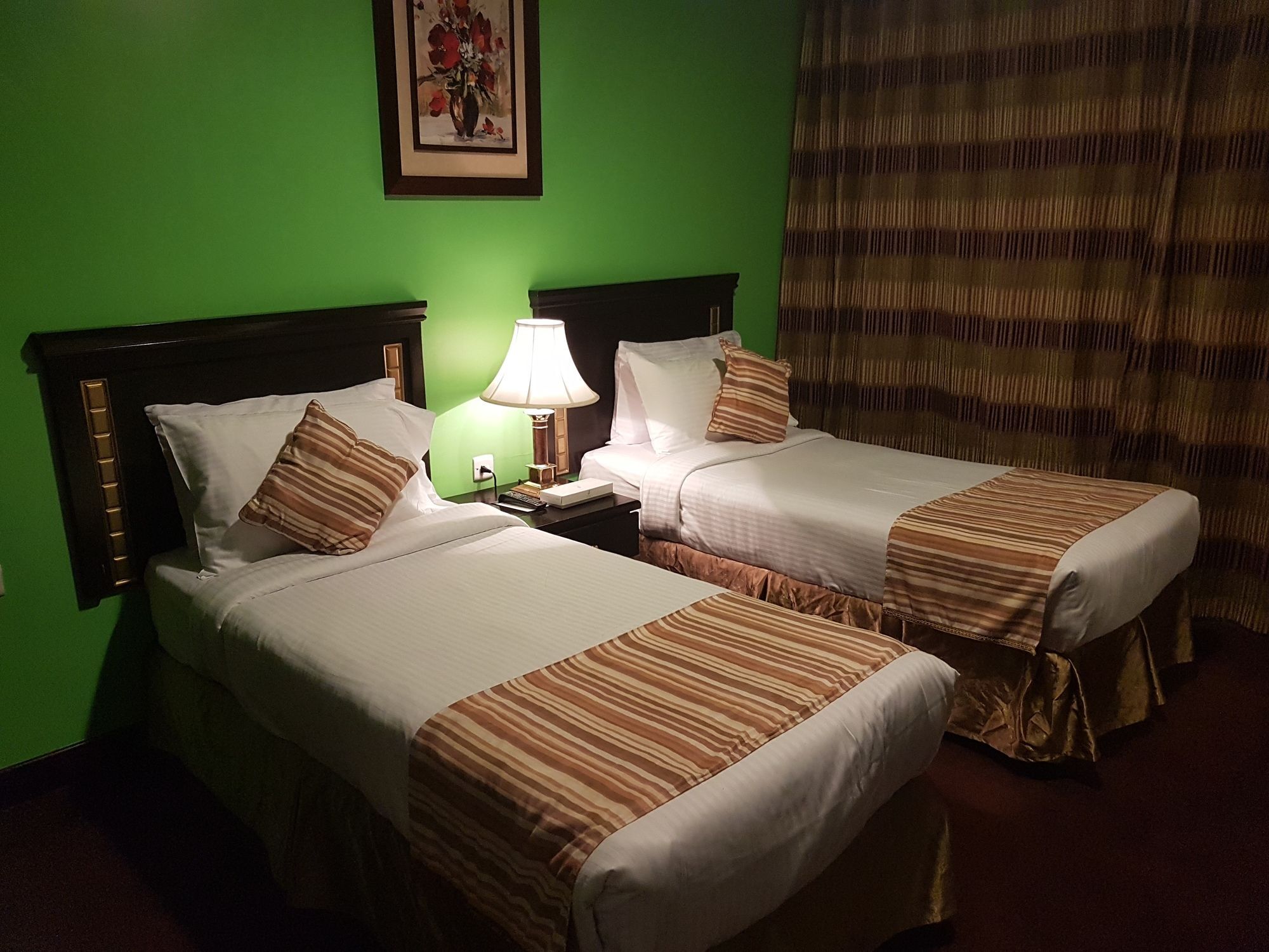 Отель Taiba Madinah Медина Экстерьер фото A room at the hotel