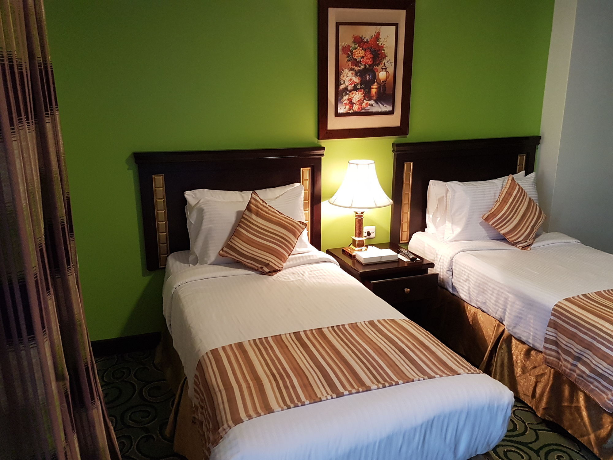 Отель Taiba Madinah Медина Экстерьер фото A room at the hotel