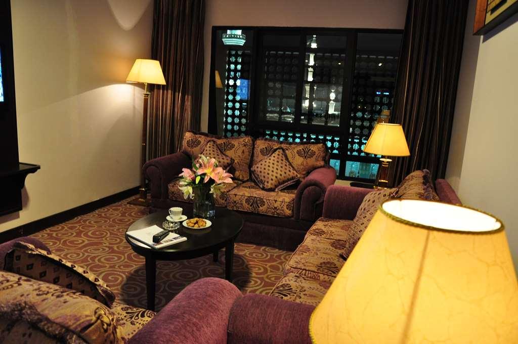 Отель Taiba Madinah Медина Номер фото A suite at the hotel