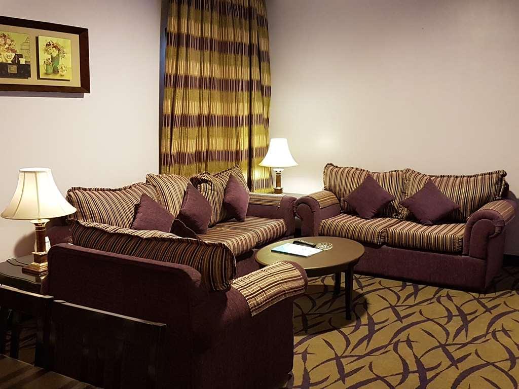Отель Taiba Madinah Медина Номер фото A living room