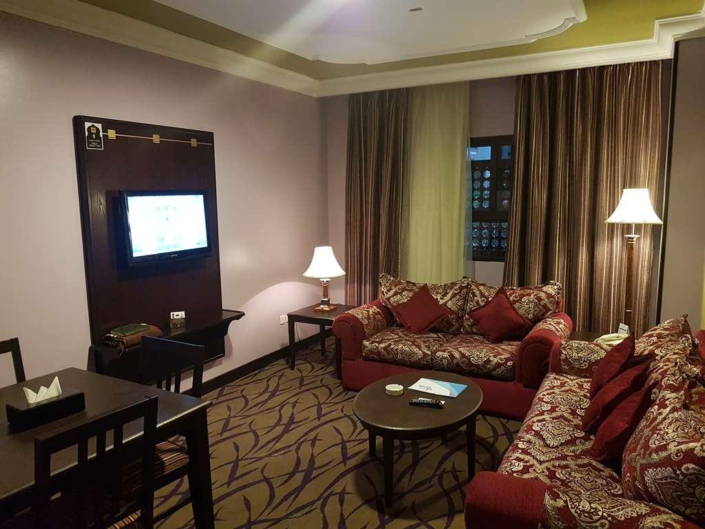Отель Taiba Madinah Медина Номер фото A living room in a suite at the hotel